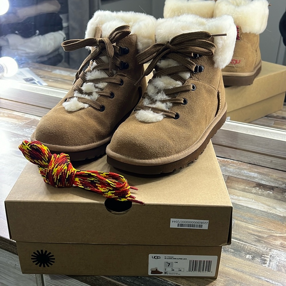 Ugg classic mini Alpine 2 sets of laces